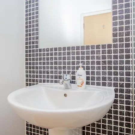2 Bedroom Flat With Balcony Views Of Arthur's Seat * Edinburgh