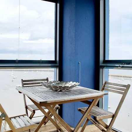 3 Bedroom Flat With 2 Balconies * Edinburgh