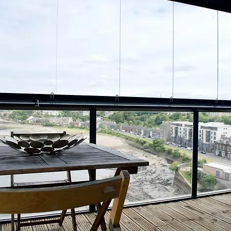 3 Bedroom Flat With 2 Balconies אדינבורו