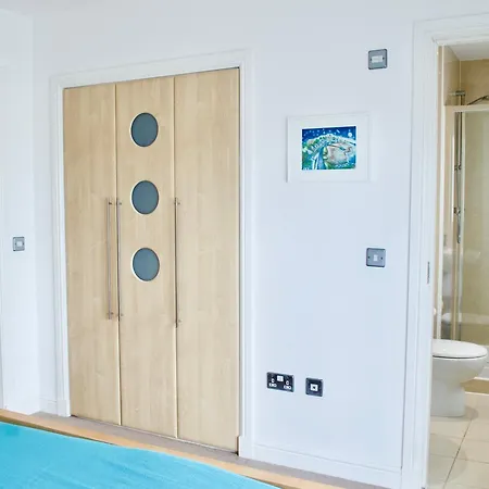 3 Bedroom Flat With 2 Balconies * Edinburgh