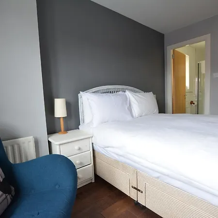 Holyrood Park - Carparking Included!