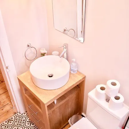 1 Bedroom Flat Near Holyrood Park - Sleeps 4 * Edinburgh