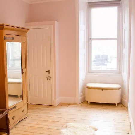 1 Bedroom Flat Near Holyrood Park - Sleeps 4 Apartment *
