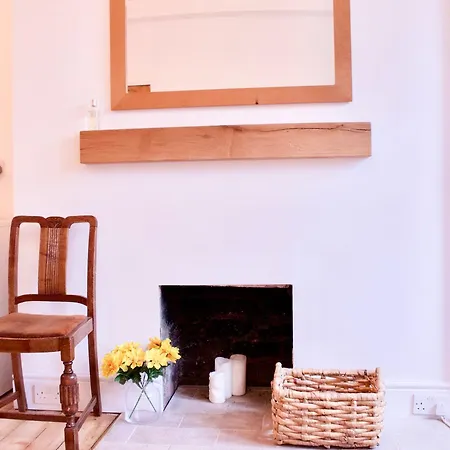 1 Bedroom Flat Near Holyrood Park - Sleeps 4