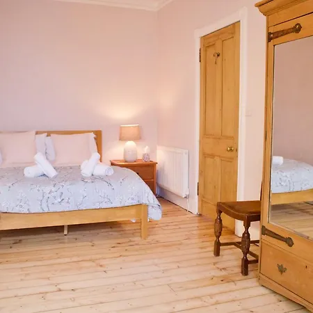 Apartment 1 Bedroom Flat Near Holyrood Park - Sleeps 4 *