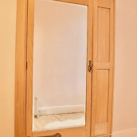 1 Bedroom Flat Near Holyrood Park - Sleeps 4 * Edinburgh