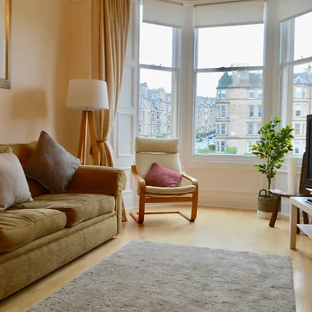 Sunny First Floor Stockbridge Flat *