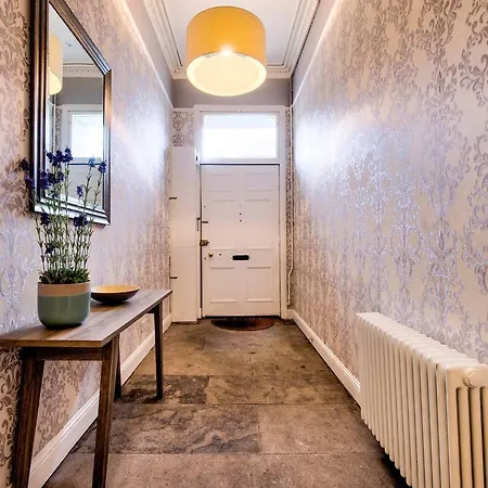 Altido Charming 2bed Flat In A Vibrant New Town Location