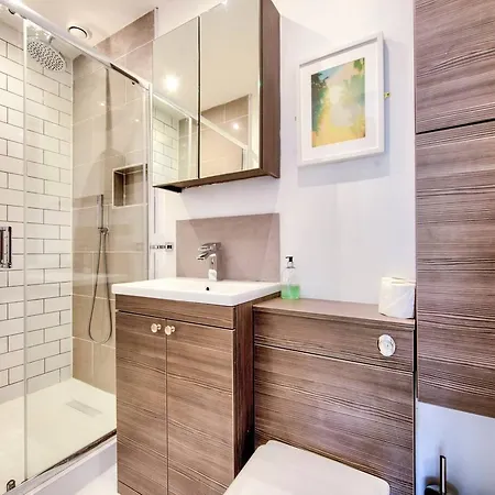 Altido Charming 2bed Flat In A Vibrant New Town Location