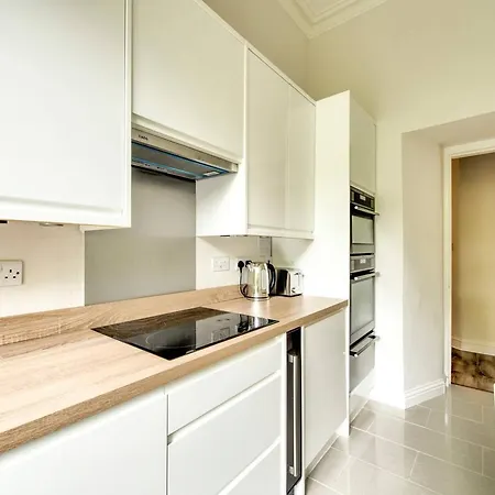 Altido Charming 2bed Flat In A Vibrant New Town Location