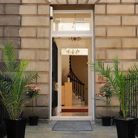 Aparthotel Edinburgh City Suites 4*