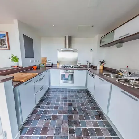 2 Bedroon With Balcony And Seaviews * Edinburgh