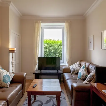 Traditional 1 Bed Leith Flat Close To City Centre Edinburgh