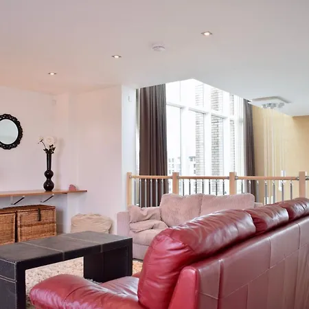 2 Bedroom Penthouse With Balcony And Castle Views