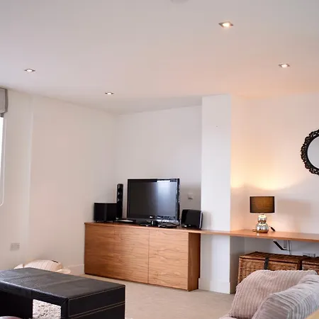 2 Bedroom Penthouse With Balcony And Castle Views *