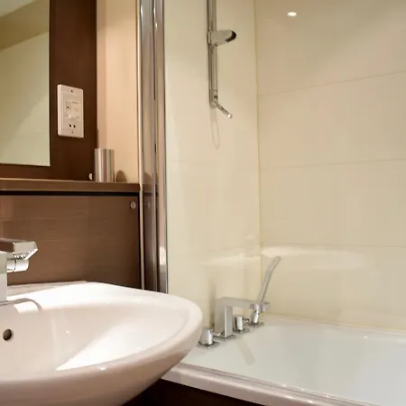 2 Bedroom Penthouse With Balcony And Castle Views Edinburgh