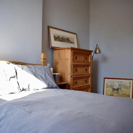 2 Bedroom Traditional Flat Daire Edinburgh