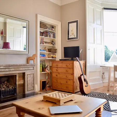 2 Bedroom Traditional Flat *