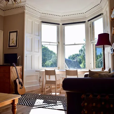 2 Bedroom Traditional Flat *