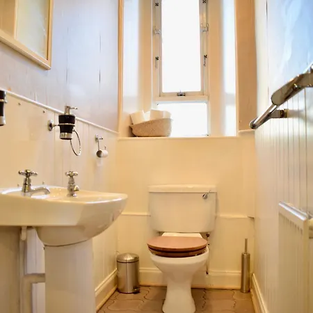 2 Bedroom Traditional Flat *