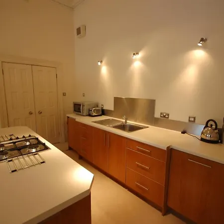 Flats Company - Queen Street - Centre *