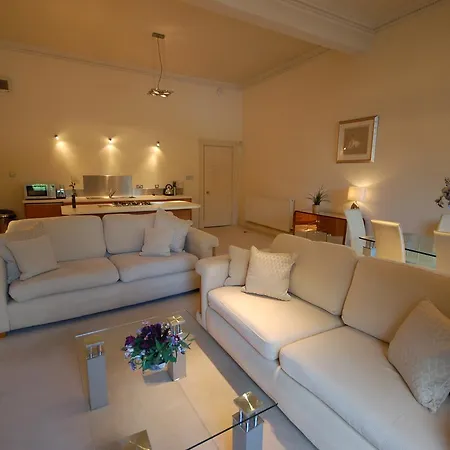 Flats Company - Queen Street - Centre *