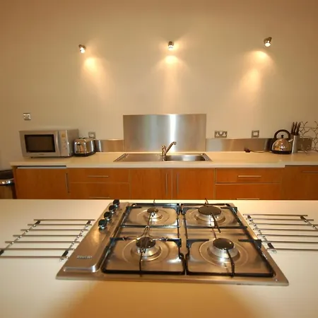 Flats Company - Queen Street - Centre *