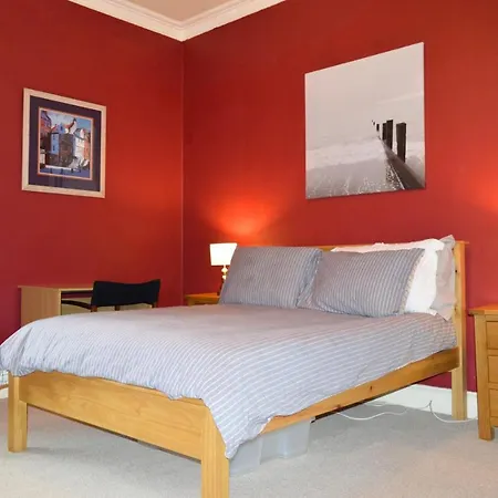 Colourful 1 Bedroom Near Centre *