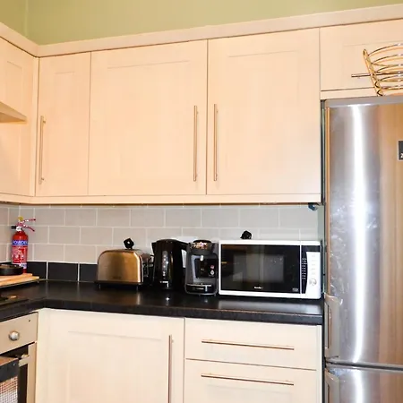 Colourful 1 Bedroom Near Centre