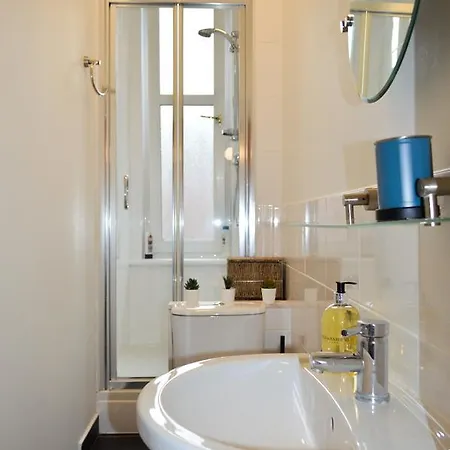 公寓 Colourful 1 Bedroom Near Centre *