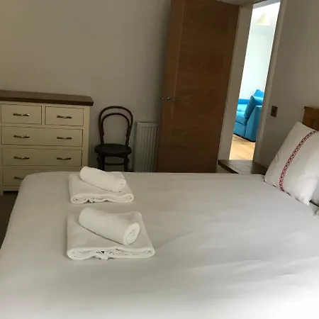 Trinity - With Private Garden And Parking אכסניה