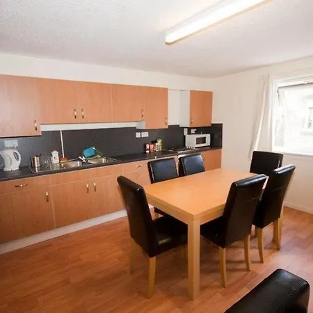Destiny Student - Meadow Court Daire Edinburgh