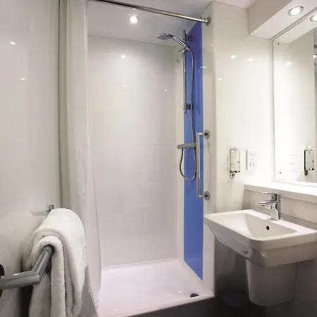 Travelodge Waterloo Place מלון אדינבורו