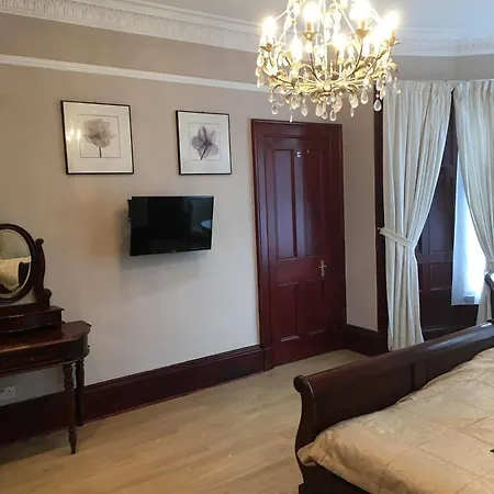 Lanark Apartment *