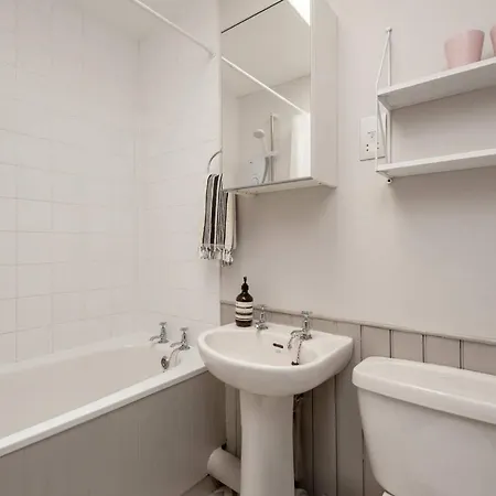 Super Stylish&modern Apt With Amazing Castle View إدنبرة