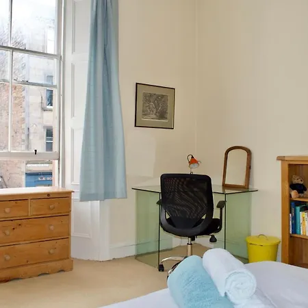 Spacious Flat In Central Stockbridge *