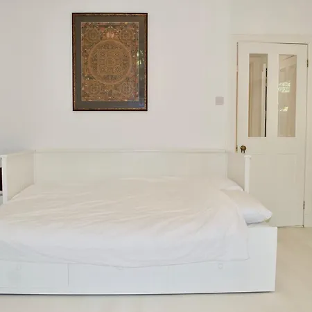 1 Bedroom Flat In West End Apartment *