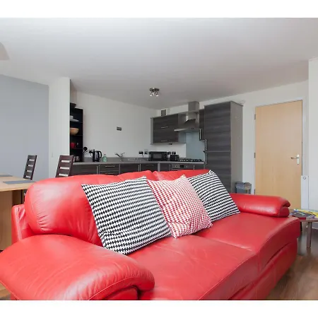 Bright, Contemporary Flat With Parking!