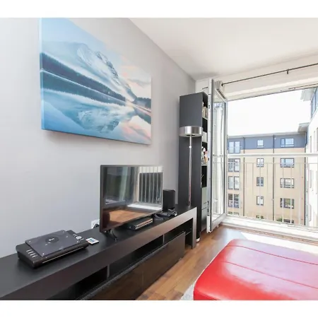 Apartment Bright, Contemporary Flat With Parking! *