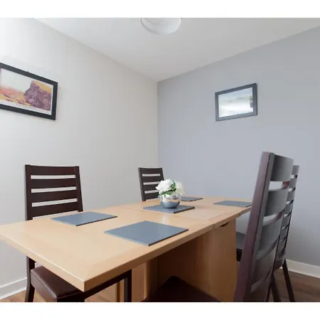 Bright, Contemporary Flat With Parking! Apartment Edinburgh