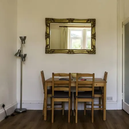 Spacious Holyrood Flat- Great Views *