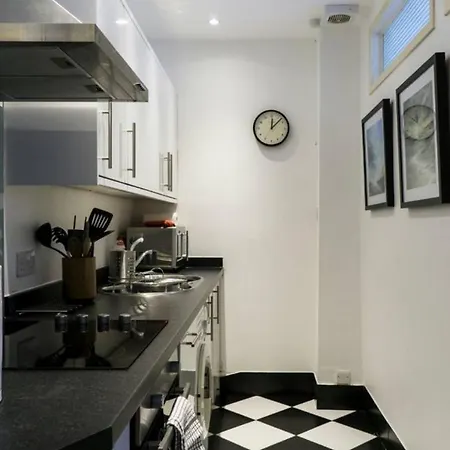 Spacious Holyrood Flat- Great Views Διαμέρισμα *