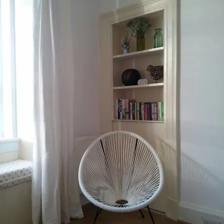 Spacious Holyrood Flat- Great Views