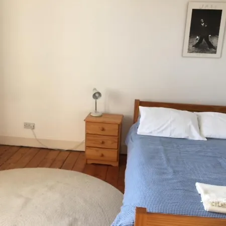 Spacious 4 Bedrooms In City Centre אדינבורו