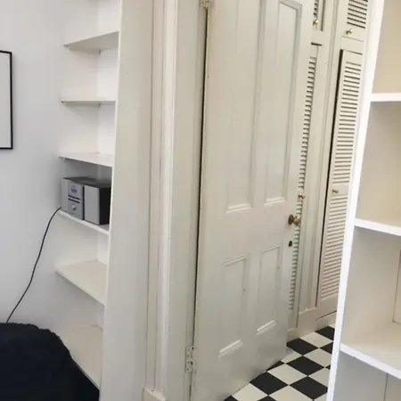 Spacious 4 Bedrooms In City Centre דירה *