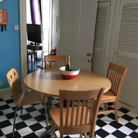 Spacious 4 Bedrooms In City Centre אדינבורו