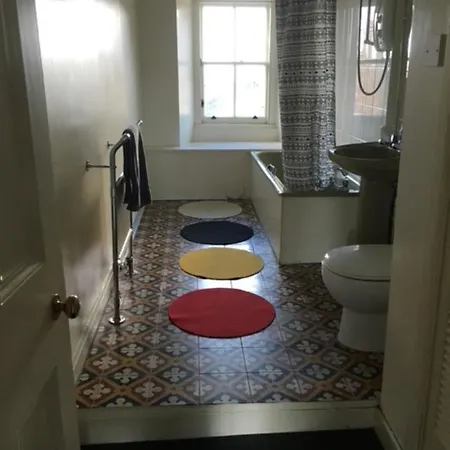 Spacious 4 Bedrooms In City Centre דירה