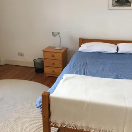 Spacious 4 Bedrooms In City Centre דירה *