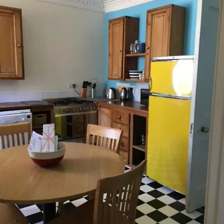 Spacious 4 Bedrooms In City Centre אדינבורו