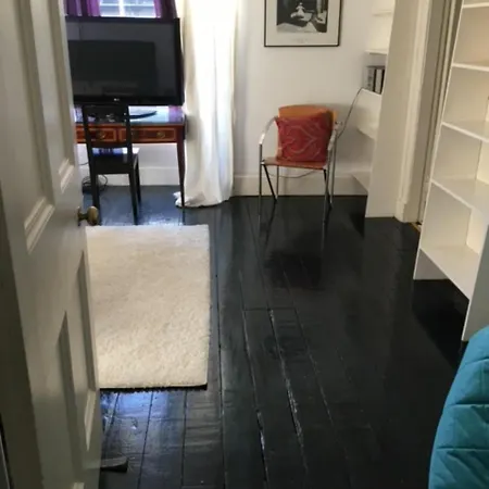 Spacious 4 Bedrooms In City Centre דירה